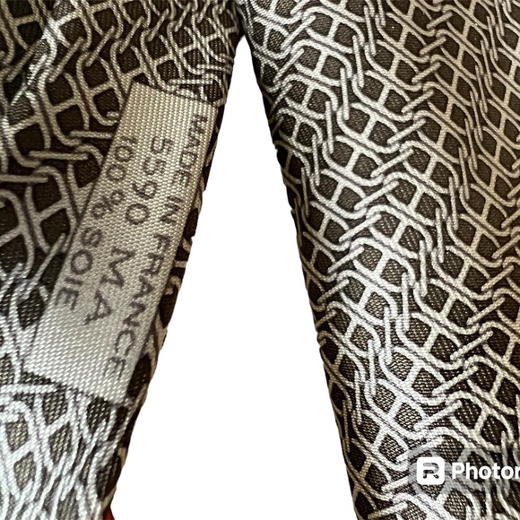 Classic Hermes Silk Twill Necktie in rare Taupe/Cream Like new, in original box. - Picture 2 of 4